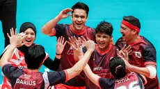 Pemain Red Phoenix, Jirayut Afisan, merayakan kemenangan bersama rekannya saat menaklukkan Pink Dragon pada laga bertajuk Fun Volley Ball di Indonesia Arena, Jakarta, Sabtu (20/4/2024). (Bola.com/Bagaskara Lazuardi)