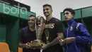 Bek asal Brasil, Arthur Cunha, merayakan piala perdananya bersama Arema FC dengan meraih gelar Piala Presiden 2017. (Bola.com/Vitalis Yogi Trisna) 