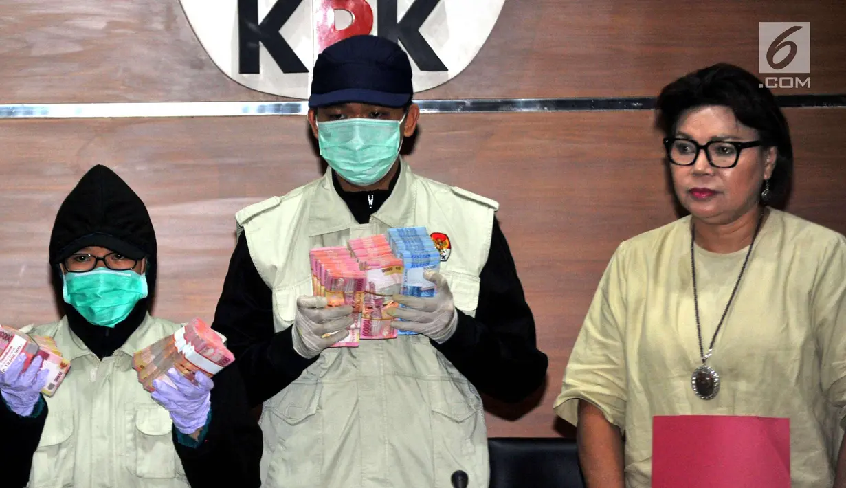 Barang bukti uang hasil OTT sebanyak Rp 1,15 Miliar diperlihatkan, Jakarta, Sabtu (23/9). TB Iman Aryadi diduga menyuap proses penerbitan Amdal terkait pembangunan Pusat Perbelanjaan Transmart di kawasan KIEC, Banten. (Liputan6.com/Helmi Afandi)