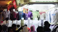 Menjelang bulan suci Ramadan, penjualan busana muslim di pasar grosir pakaian itu mengalami peningkatan hingga 50 persen, Jakarta, Kamis (26/6/14). (Liputan6.com/Faizal Fanani)
