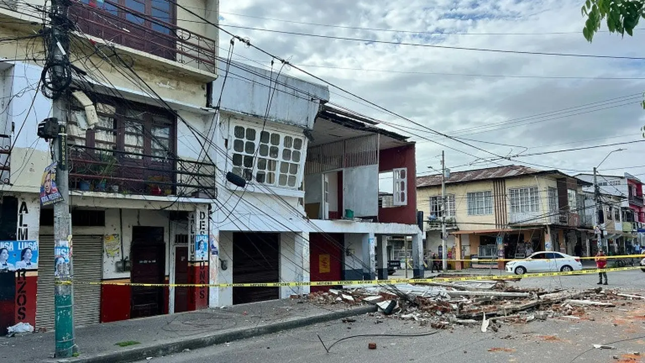 Rumah yang rusak terlihat setelah gempa bumi melanda Kota Esmeraldas di Ekuador. (Antony Quintero/AFP)