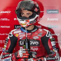 Pembalap MotoGP Italia dari tim Ducati Lenovo, Francesco Bagnaia, minum di dalam garasi timnya selama hari kedua tes pramusim MotoGP 2026 di Sirkuit Internasional Sepang di Sepang pada 4 Februari 2026. (Mohd Rasfan/AFP)
