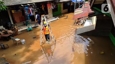 FOTO: Kesibukan Petugas PLN Amankan Jaringan Listrik Saat Banjir
