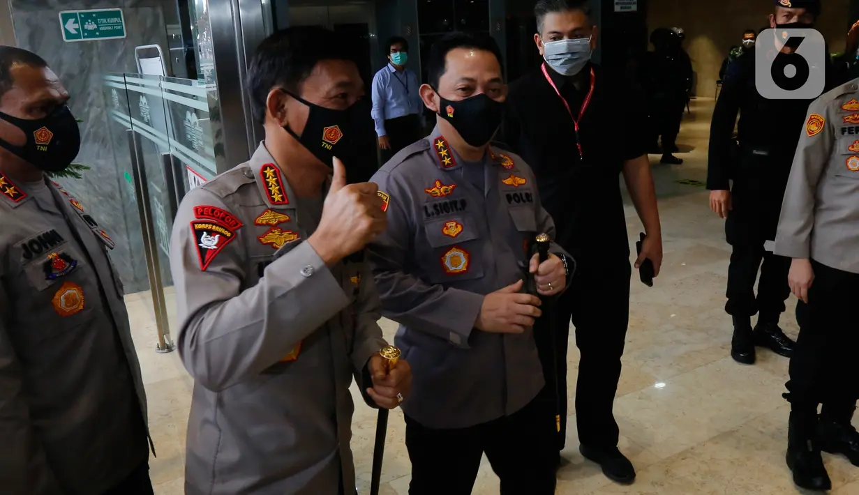 Kapolri Jenderal Idham Azis menyapa awak media saat tiba di Gedung Nusantara II DPR, Senayan, Jakarta, Rabu (20/1/2021). Idham Azis mengantar Komjen Listyo Sigit Prabowo menjalani uji kelayakan dan kepatutan atau fit and proper test calon Kapolri di Komisi III DPR RI. (Liputan6.com/Angga Yuniar)