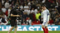 Kapten Timnas Inggris, Wayne Rooney (kanan) berjalan meninggalkan lapangan usai laga kontra Malta, pada lanjutan laga Kualifikasi Piala Dunia 2018 zona Eropa, di Stadion Wembley, Sabtu (8/10/2016).  (Reuters/Carl Recine)