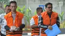 Tersangka kasus suap Imigrasi Mataram Yusriansyah Fazrin (kanan) dan tersangka kasus dugaan suap distribusi pupuk Bowo Sidik Pangarso (kiri) tiba untuk menjalani pemeriksaan di gedung KPK, Jakarta, Kamis (25/7/2019). (merdeka.com/Dwi Narwoko)