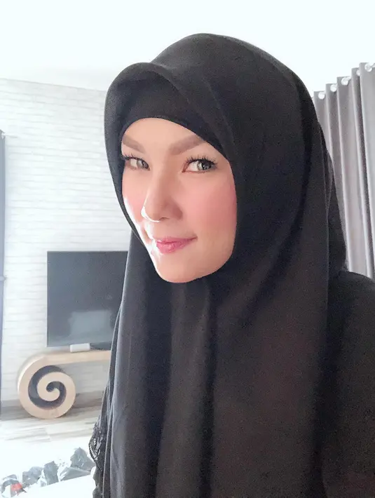 Beberapa hari lalu Kalina Oktarani mengunggah foto saat mengenakan hijab. Terkait penampilannya tersebut, banyak yang menanyakan dirinya berhijab seperti banyak artis belakangan ini. (Instagram/kalinaocktaranny)