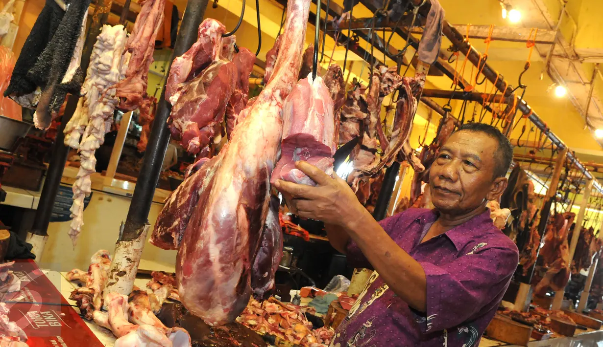 Pedagang memotong daging sapi yang dijajakan di pasar daging tradisional Palmerah, Jakarta, Senin (4/7). H-2 Idul Fitri 1437 H, harga kebutuhan daging sapi meroket dari Rp 130.000 menjadi 150.000 per kilogram. (Liputan6.com/Helmi Afandi)
