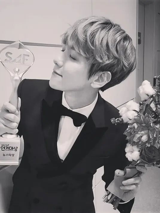Bertemu dengan sang idola, pra fans kerap ingin megabadikannya dalam bentuk foto atau video. Namun kali ini Baekhyun meminta agar penggemaarnya tak melakukan hal itu selama dirinya sedang berlibur. (Instagram/baekhyunee_exo)