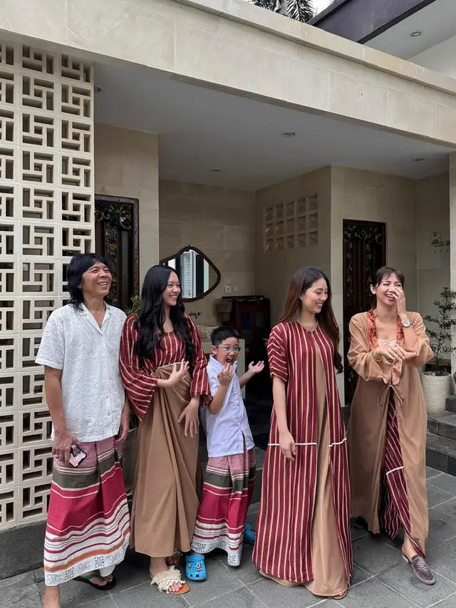 6 Potret Penampilan Keluarga Bimbim di Momen Lebaran, Kehadiran Anggota Slank