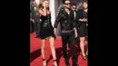 Adam Levine tak pernah melepaskan tangannya dari tangan Behati, termasuk ketika memasuki area karpet merah MTV VMA, California, Minggu (24/8/14). (Jason Merritt/Getty Images for MTV/AFP)