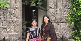 Dian Sastrowardoyo terlihat tampil kompak dengan sang putri, Ishana, saat hadiri fashion show [@therealdisastr]