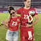 Jennifer Coppen dan Justin Hubner berpose sambil membawa trofi usai Indonesia menjuarai FIFA ASEAN Cup 2026. (Instagram.com/jenniferhubner)