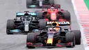 Verstappen terus memimpin balapan setelah kembali dimulai pada lap ke-11. Driver asal Belanda itu bahkan mengungguli Hamilton sekitar 1,5 detik pada lap ke-19. (Foto: AFP/Lluis Gene)