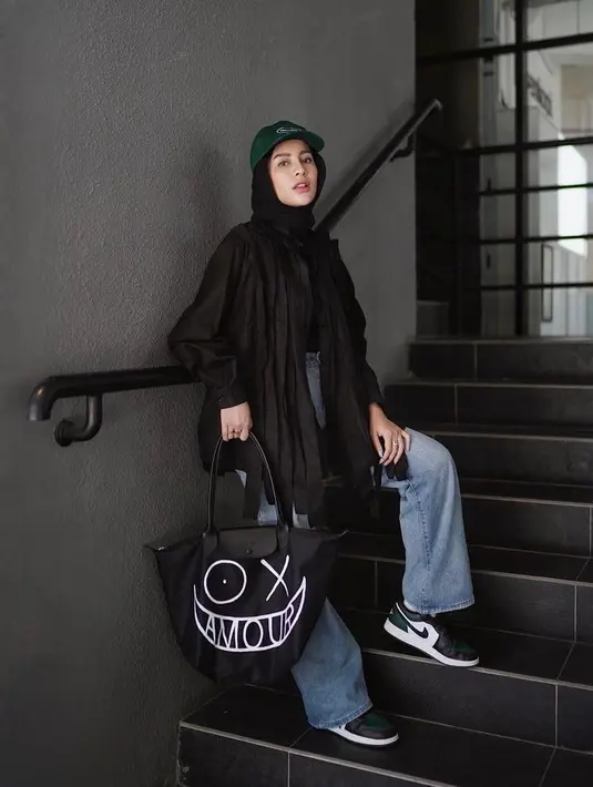 Foto di tangga rumah ditambah OOTD stylish bisa hasilkan foto yang kece banget!. [Foto: IG/emyaghnia].