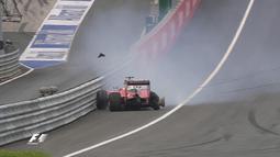 Pebalap Ferrari, Sebastian Vettel, mengalami pecah ban lalu menabrak dinding pembatas saat balapan F1 GP Austria di Sirkuit Red Bull Ring, Austria, Minggu (3/7/2016). (Bola.com/Twitter/F1)