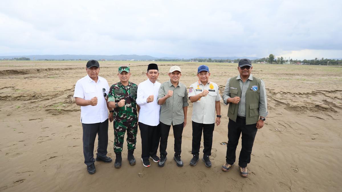 Kasatgas Tito Tinjau Sawah Tertimbun Lumpur di Pidie Jaya, Minta Dukungan Kementan
