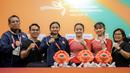 <p>Pesenam putri Indonesia, Larasati Rengganis (tengah kiri), Salsabilla Hadi Pamungkas (tengah kanan), Alarice Mallica Prakoso (kedua kanan) berfoto bersama dengan pelatih Eva Novalina Butarbutar (kanan) dan Manajer Dian Arifin (kiri) setelah sesi konferensi pers dalam Kejuaraan Dunia Gimnastik 2025 di Indonesia Arena, Senayan, Jakarta, Selasa (21/10/2025). (Bola.com/Bagaskara Lazuardi)</p>