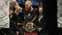 Jiri Prochazka juara kelas berat ringan usai mengalahkan Glover Teixeira di UFC 275. (AFP/Nicholas Yeo)