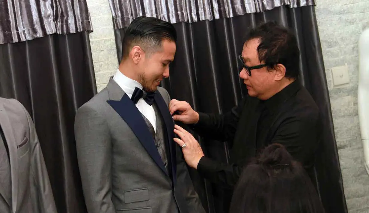 Meskipun belum resmi menikah, Tyas dan Raiden ternyata sudah membicarakan soal bulan madunya nanti setelah menikah. Berkeliling Eropa menjadi pilihan Tyas dan Raiden untuk bulan madu. (Nurwahyunan/Bintang.com)