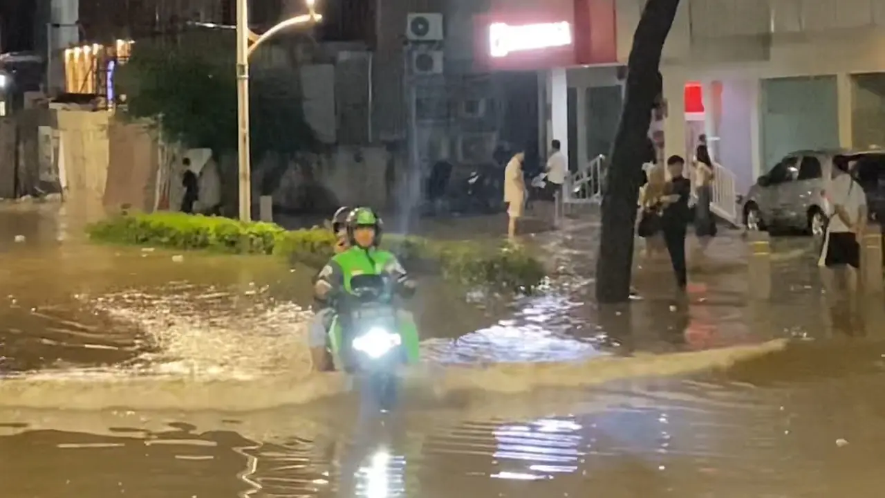 Viral Motor Listrik Tembus Banjir Kemang.