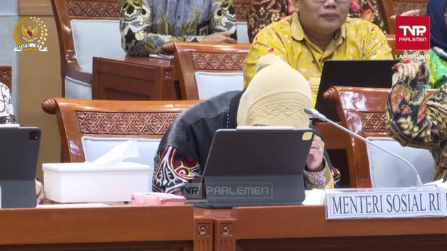 Momen Mensos Risma Menangis Saat Rapat dengan Komisi VIII DPR