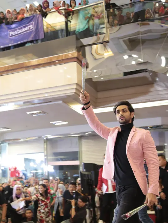 Tak ketinggalan, kesan mendalam dipersembhkan Shakti Arora dengan membagikan bunga mawar ke penonton di puncak acara Pesbukers Mencari Bakat. (Bambang E.Ros/Bintang.com)