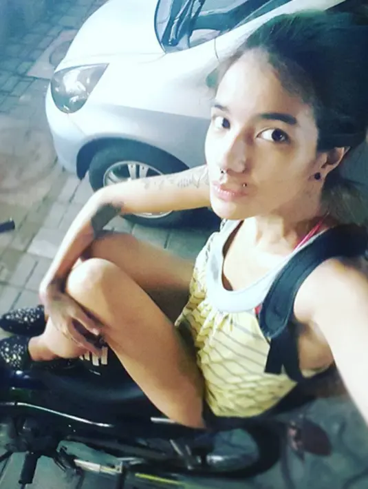 "Pake motor SMP aku, yang setia menemani hari-hari sekolahku di bali.... hanya motor ini yg setia," tulisnya. (viainstagram@sheilamarcia/Bintang.com)