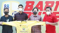 Petinggi Barito Putera mulai pelatih Djadjang Nurdjaman, CEO Hasnuryadi Sulaiman, dan Manajer Mundari Karya memotivasi pemain muda Pajri Maulana (dua dari kiri) di BRI Liga 1 2021/2022. (Bola.com/Gatot Susetyo)