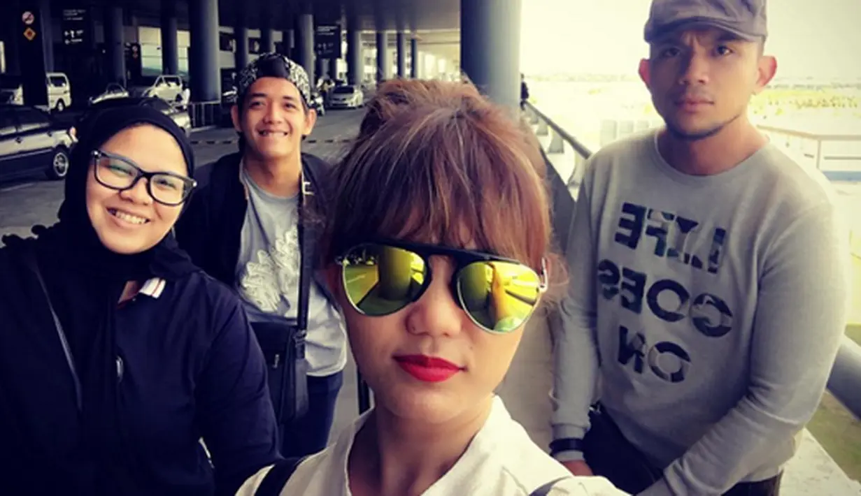 Pasangan yang gagal menikah pada bulan Juli 2016 ini, banyak yang mempertanyakan hubungan mereka. Beredar kabar, bahwa pasangan ini telah bubar. (Instagram)