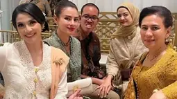 Maudy bukan hanya sekadar MC, tetapi juga berhasil membangun suasana hangat dan meriah dalam acara tersebut. Dengan pembawaannya yang ramah, ia memandu jalannya prosesi pernikahan sambil menonjolkan nilai-nilai budaya Nusantara. Penampilannya mendapat pujian dari para tamu undangan yang hadir. (Liputan6.com/IG/@taraadiandra)