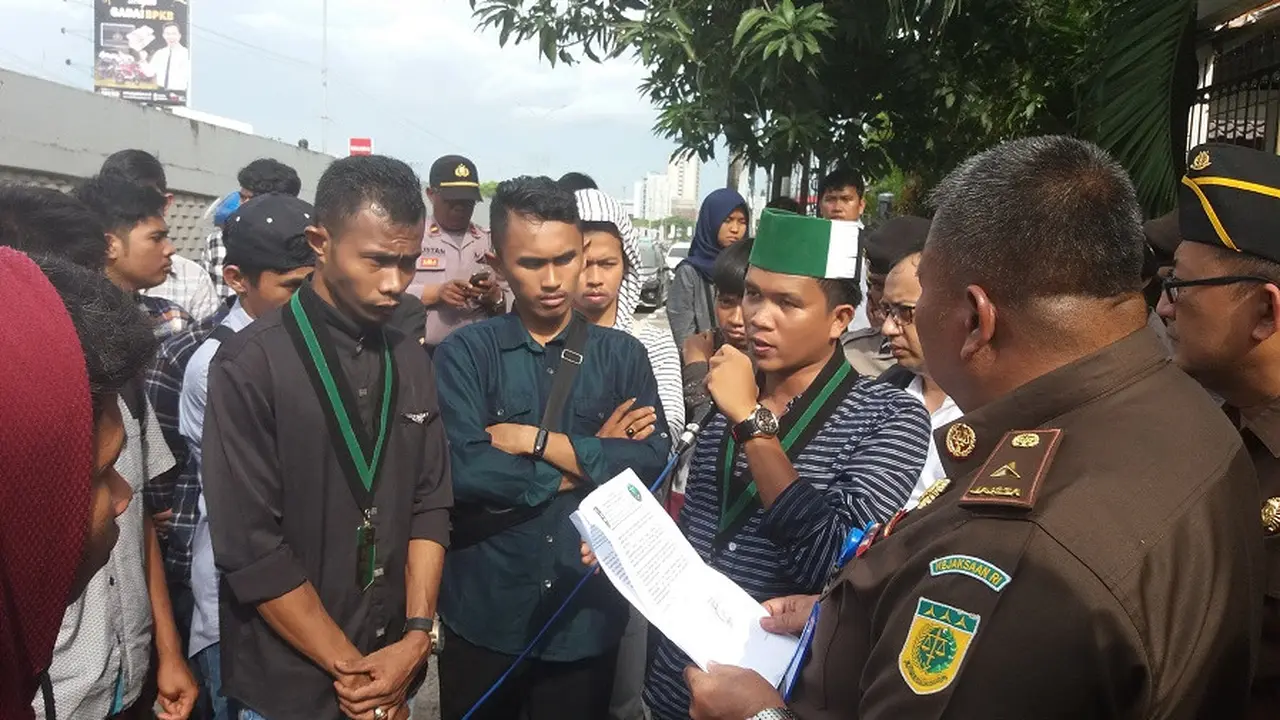 LKBHMI cabang Makassar unjuk rasa tuntut kejelasan kasus perusakan rumah warga yang terkatung-katung nyaris 2 tahun (Liputan6.com/ Eka Hakim)