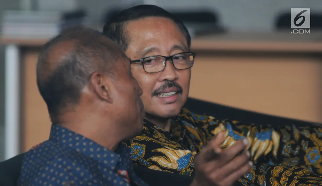 Mantan Kepala BPPN, I Putu Gede Ary Suta menunggu di lobi usai menjalani pemeriksaan penyidik KPK, Jakarta, Rabu (29/8). Ary Suta diperiksa untuk penyelidikan terkait dugaan korupsi penerbitan SKL BLBI. (Merdeka.com/Dwi Narwoko)