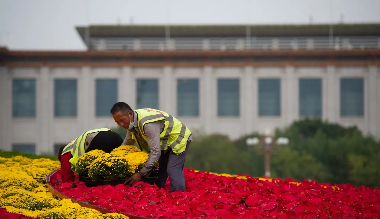 Para staf mengerjakan dekorasi "keranjang bunga" di Lapangan Tian'anmen di Beijing, ibu kota China (24/9/2020). Dekorasi setinggi 18 meter berbentuk keranjang bunga itu ditempatkan di tengah Lapangan Tian'anmen untuk menyambut masa libur Hari Nasional China mendatang. (Xinhua/Chen Zhonghao)