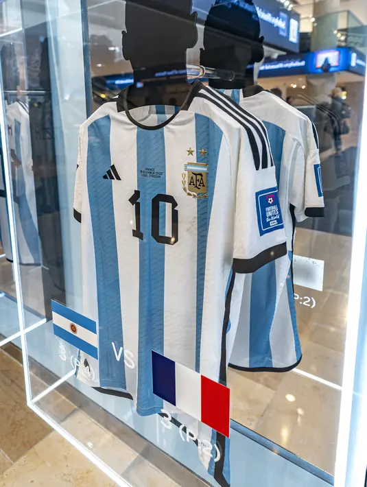 Satu paket jersey timnas Argentina yang dikenakan Lionel Messi di Piala Dunia 2022 ini mendapat tawaran awal senilai 5,2 juta dolar atau sekitar Rp80,9 miliar. (AP Photo/Peter K. Afriyie)
