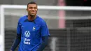 Penyerang Prancis Kylian Mbappe bereaksi selama sesi latihan di Stade de France di Saint-Denis, utara Paris pada 18 Juni 2023.(AFP/Franck Fife)