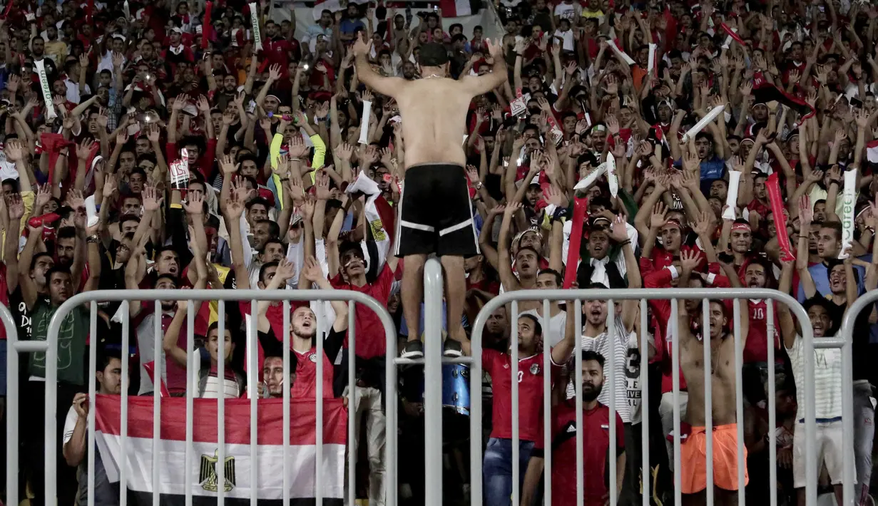 Aksi Suporter Mesir saat mendukung timnya melawan Uganda pada laga kualifikasi Piala Dunia 2018 di Borg El Arab Stadium, Alexandria, Mesir (5/9/2017). Mesir menang 1-0.  (AP/Nariman El-Mofty)