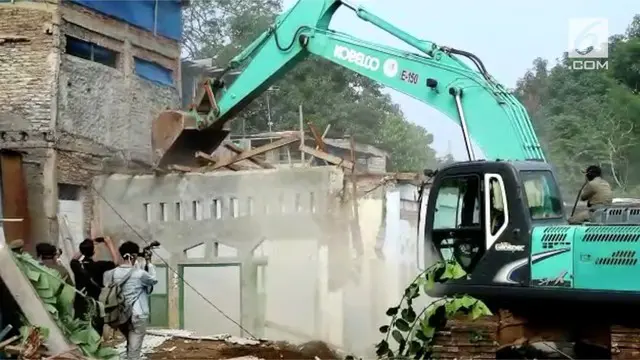 355 Bangunan di Bantaran Ciliwung Dihancurkan 