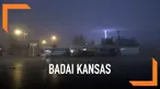Badai menyapu wilayah barat Kansas dengan membawa hujan es dan angin kencang. Kecepatan angin mencapai 80 mph.