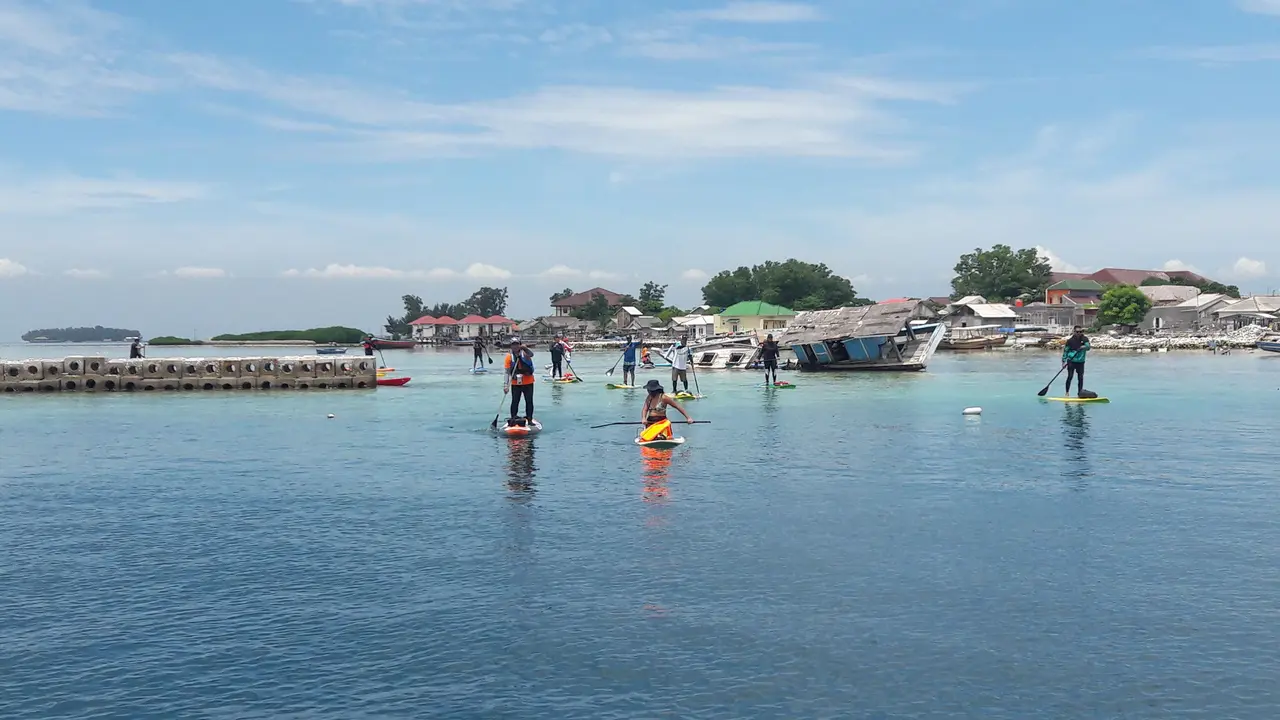 Direktur Utama BPJS Ketenagakerjaan (TK), Agus Susanto berlatih olahraga paddling bersama komunitas Stand Up Paddleboard (SUP) di Pulau Pramuka, Kepulauan Seribu, Minggu (14/4/2019).