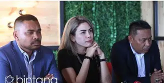 Osner Johnson Sianipar selaku pengacara F dan O mengunjungi di Bareskrim Mabes Polri, Jakarta Selatan. Mendapatkan kabar Nikita Mirzani akan menuntut F dan O sebesar Rp 1 miliar, seperti ini jawaban sang pengacara.