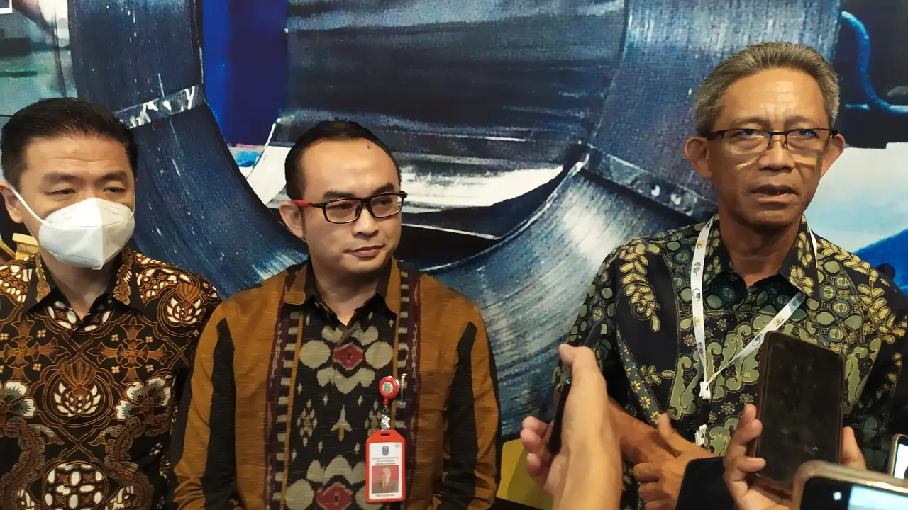 Kepala Dinas Perindustrian dan Perdagangan Jawa Timur, Iwan (tengah)  bersama Staf Khusus Menteri Koordinator Bidang Perekonomian, I Gusti Putu Suryawirawan (Kanan). (Dian Kurniawan/Liputan6.com)