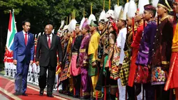 Presiden Republik Afrika Selatan Jacob Zuma didampingi Presiden Jokowi saat tiba di Istana Merdeka Jakarta, Rabu (8/3). Dalam penyambutan tersebut turut serta para pelajar yang mengenakan pakaian daerah. (Liputan6.com/Angga Yuniar)