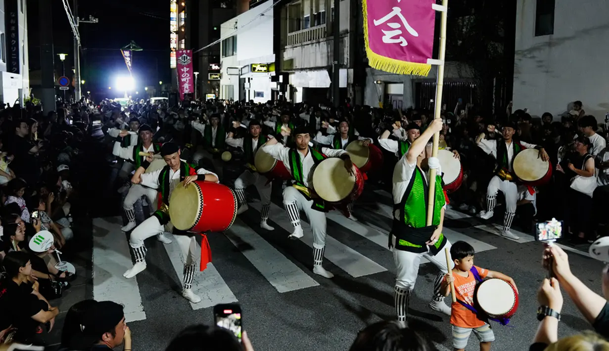 Festival ini diakhiri dengan kontes menari "Eisa" di antara kelompok anak muda dari komunitas di seluruh Kepulauan Okinawa. (AP Photo/Hiro Komae)