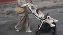 Di salah satu foto, Nikita tampil chic mengenakan setelan bernuansa taupe lengkap dengan blazer loose fit dan wide leg pants. Hijab berwarna senada membuat keseluruhan look tampak harmonis dan mahal secara effortless. Penampilannya semakin elevated lewat sunglasses klasik serta shoulder bag suede bernuansa beige dengan detail gold chain yang memperkuat sentuhan old money aesthetic. [Dok/@nikitawillyofficial94].