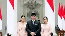 Jika sebelumnya, Annisa Pohan dan Almira tampil mengenakan kebaya biru saat pelantikan menteri periode sebelumnya. Kali ini keduanya tampil elegan dibalut kebaya warna pink. [@annisayudhoyono]