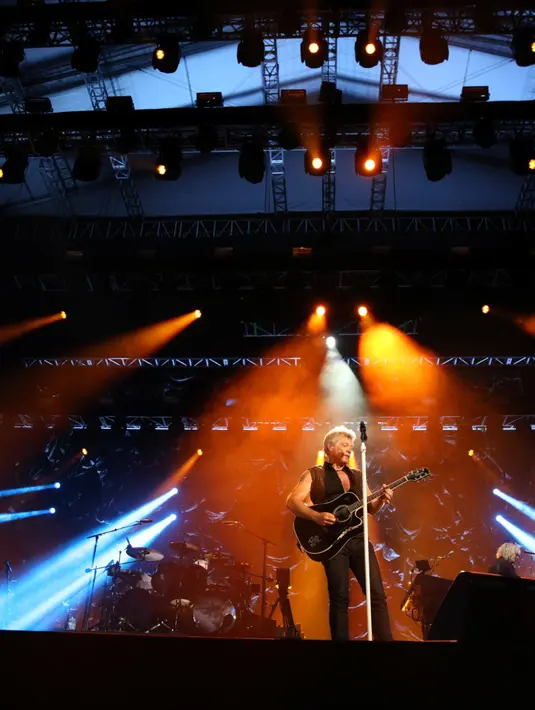 Konsernya bertajuk Crossroad tahun 1995 silam, sempat diwarnai kericuhan kecil, namun konser Bon Jovi terbilang berjalan sukses. (Foto: Faizal Fanani/Liputan6.com)