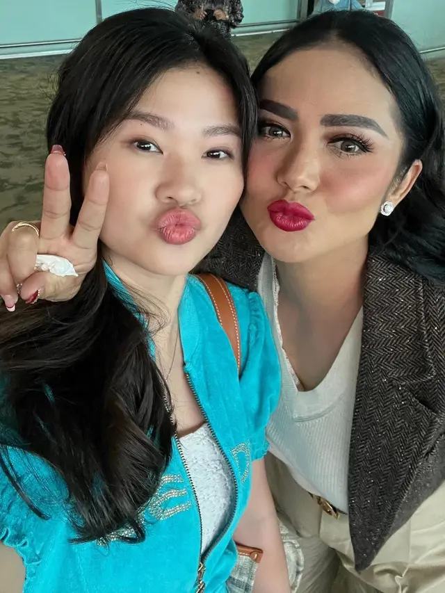 Pertemuan Krisdayanti dan Felicia Tissue