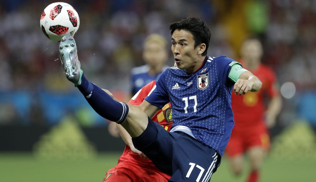 Bek Jepang, Makoto Hasebe, berusaha membuang bola saat melawan Belgia pada babak 16 besar Piala Dunia di Rostov Arena, Rostov-on-Don, Senin (2/6/2018). Belgia menang 3-2 atas Jepang. (AP/Petr David Josek)