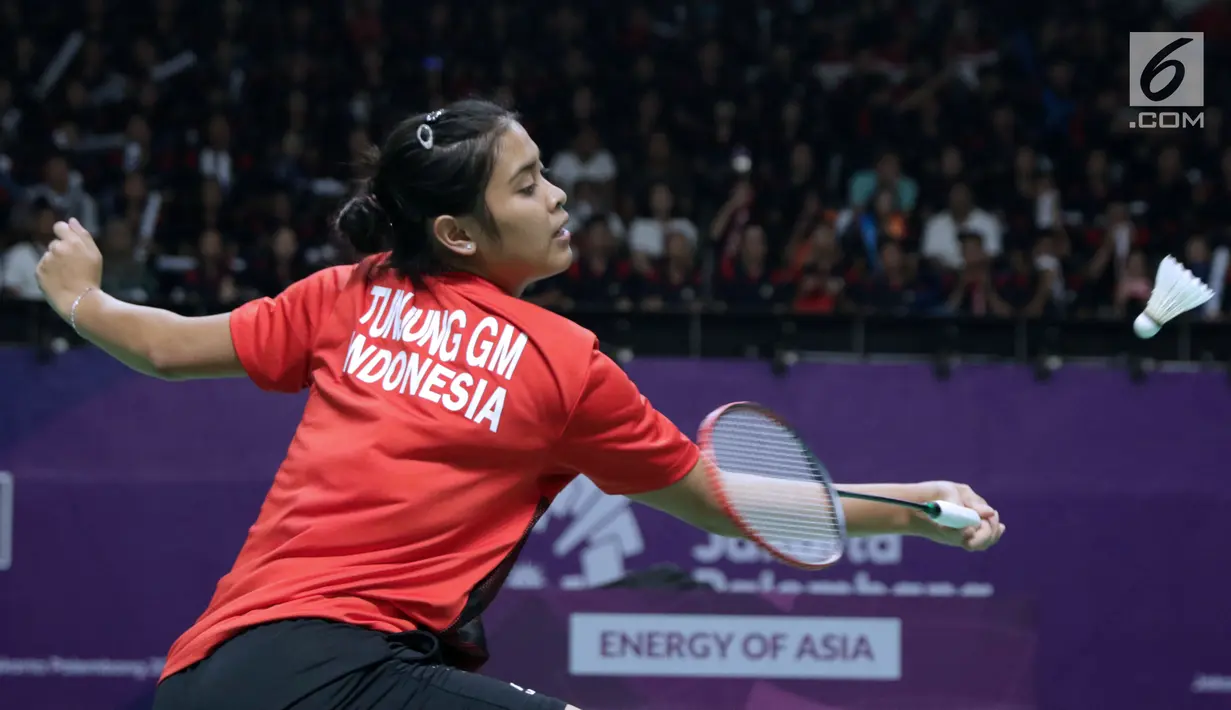 Tunggal putri Indonesia, Gregoria Mariska Tunjung mengembalikan kok ke arah pemain Jepang, Akana Yamaguchi pada semifinal Bulutangkis Beregu Putri Asian Games 2018 di Jakarta, Selasa (21/8). (Liputan6.com/Helmi Fithriansyah)